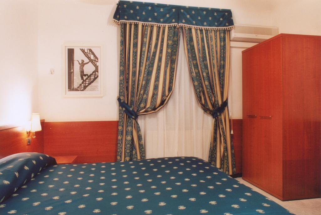 Sunshine House Hotel 2*